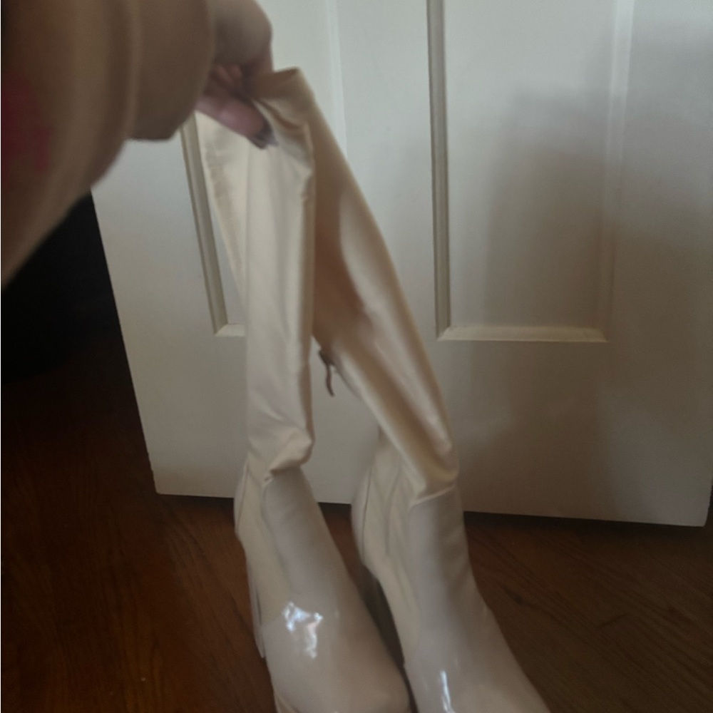 Elegant Cream Knee-High Women's Boots - Picture 2 of 3